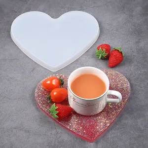Stampo in silicone a forma di cuore per sottobicchiere in resina con risultato rosso