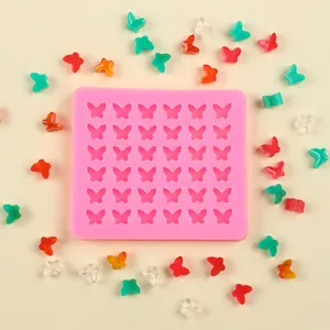 Vue détaillée d'un moule en silicone rose avec formes de papillons et échantillons