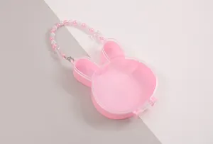 Nahaufnahme einer niedlichen rosa Geschenkbox in Hasenform mit Perlengriff und Deckel