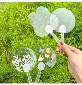 Σετ από μίνι διαφανείς βεντάλιες DIY σε διάφορα σχήματα πάνω σε πράσινο γρασίδι