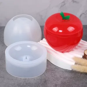 Primo piano del set di stampi in silicone a forma di mela e del modello di barattolo finito