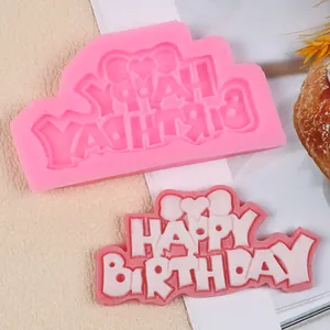 Makrodetail einer Happy Birthday Silikonform und fertiger rosa Fondant-Kuchendekoration.