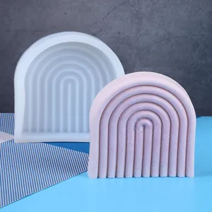 Vue détaillée d'un moule en silicone arc-en-ciel et d'une bougie parfumée à la lavande.