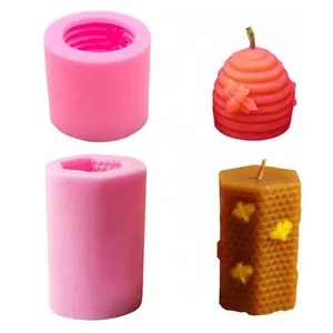 Vista detallada de los moldes de silicona 3D colmena con velas de abeja listas