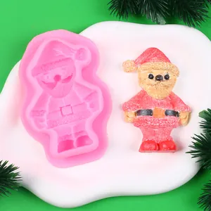 Detailansicht der rosa Weihnachtsmann-Silikonform und der fertigen farbigen Harzfigur
