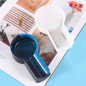 Detailansicht der Silikonform für Zigarrenaschenbecher und eines fertigen Produkts.