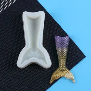 Vue détaillée d'un moule en silicone de queue de sirène avec un échantillon fini.