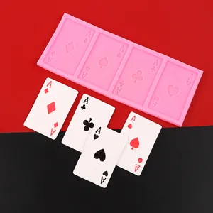 Detailansicht der Silikonform für Pokerkarten mit fertigen Ass-Dekorationen aus Fondant