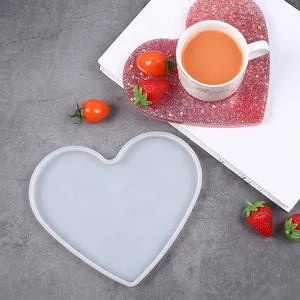 Dettaglio dello stampo in silicone a cuore con sottobicchiere in resina glitter.
