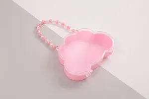 Nahaufnahme der rosa wolkenförmigen Geschenkbox mit elegantem Perlenperlengriff