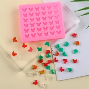 Détail du moule en silicone rose avec 36 cavités papillons pour la décoration de gâteaux