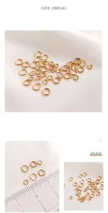 Détail macro d'anneaux ouverts en or 14K pour bijoux DIY avec une échelle de règle