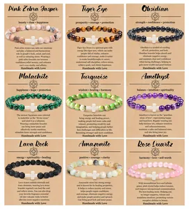Detail van negen 8mm natuursteen armbanden op geschenkkaarten zoals Tijgeroog en Amethist