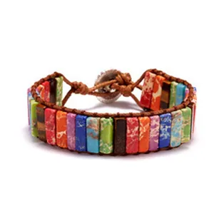 Detalle de pulsera de yoga tejida con cuentas de piedra imperial de colores y cuero
