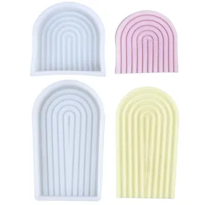 Moule en silicone arc-en-ciel rayé pour bougies DIY et plateaux décoratifs géométriques.
