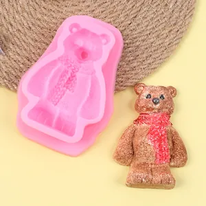 Detaillierte Makroansicht der pinkfarbenen Bärensilikonform und der fertigen Bärenfigur