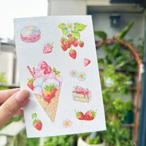 Detail verträumter Aquarell-Dessertaufkleber mit Eis und Erdbeeren für DIY-Handwerk