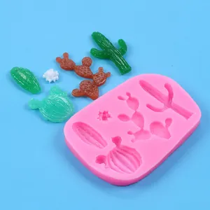 Roze siliconen cactusvorm met diverse hars succulenten vormen op een blauwe achtergrond
