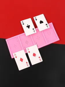 Detailansicht einer rosa Silikonform mit Spielkartenmotiven für die DIY-Fondantdekoration.