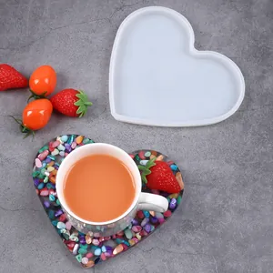 Vista dettagliata dello stampo in silicone a cuore con sottobicchiere colorato finito
