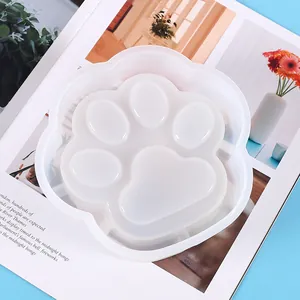 Detalle de un molde de silicona con forma de pata de gato para manualidades, velas y repostería.
