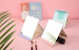 Roze en blauwe schattige opvouwbare make-upspiegels met konijn- en beerprint op roze