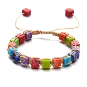 Detalle de cuentas cúbiche de piedra imperial en una pulsera de yoga tejida a mano.