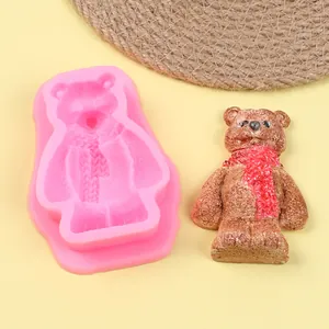 Nahaufnahme der Bären-Silikonform mit rosa Textur und fertiger Bärenfigur-Vorschau.