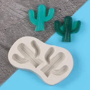 Detail van witte siliconen cactusvorm met afgewerkte groene hars cactusornamenten