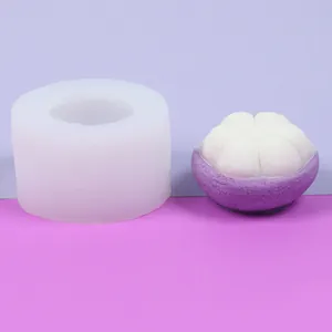 Makrodetail einer weißen Silikonform mit einem realistischen lila Mangostan-Fondant-Topper