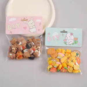 Assortimento di ciondoli in resina a fumetti e accessori per il fai-da-te e la cancelleria