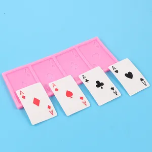 Nahaufnahme der rosa Spielkarten-Silikonform mit fertigen weißen Fondant-Ass-Kartenstücken