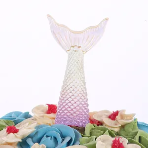Décoration de gâteau en queue de sirène dégradée sur un gâteau aux fleurs à la crème