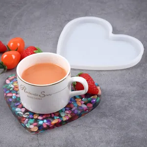Dettaglio dello stampo in silicone a cuore e sottobicchiere in resina con pietre colorate
