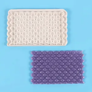 Detaillierte Makroansicht der rautenförmig gesteppten Textur auf der Silikon-Fondant-Form