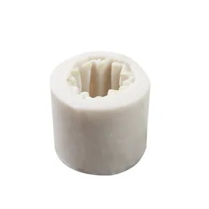 Detalle de la textura interna de un molde de silicona blanca para fondant de suculentas
