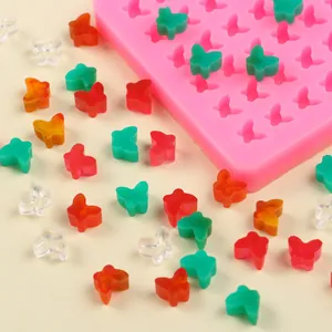 Vue détaillée du moule à papillons en silicone rose avec des décors de papillons colorés