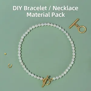 Kit de collar de perlas DIY con cierre OT de oro de 14k sobre fondo verde suave