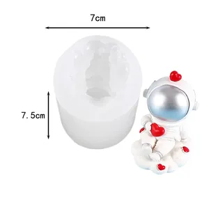Astronaut silicone mold for cake decorating showing dimensions 7cm and 7.5cm
