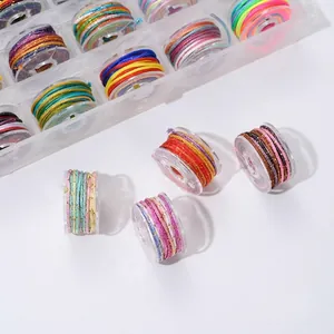 Nahaufnahme von bunten handgedrehten Baumwollfäden auf Spulen für tibetische DIY-Armbänder