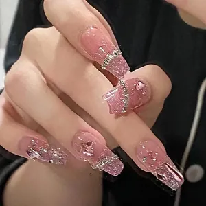 Detailansicht von rosa Glitzer-Nägeln zum Aufkleben mit Strassketten und Sternen