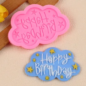 Nahaufnahme einer Happy Birthday Silikonform und eines fertigen Tortenauflegers