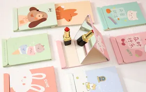 Diverse cartoonpatronen op opvouwbare mini-make-upspiegels met reflectiedetail