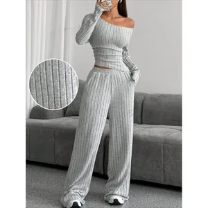 Conjunto de dos piezas de punto acanalado gris con top sin hombros y pantalones de pernera ancha