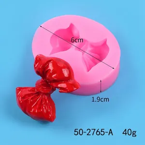Primer plano de molde de silicona de 6 cm con forma de lazo para decorar pasteles
