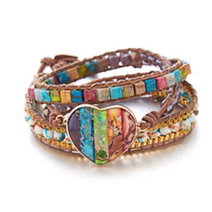 Vista macro de pulsera envolvente bohemia hecha a mano con colgante de piedra de corazón.