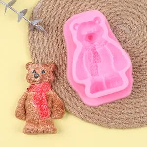 Detailansicht einer rosa Silikon-Teddybärform mit einem fertigen Weihnachts-Bärmodell