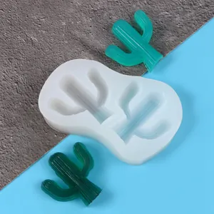 Detailweergave van witte siliconen mal met cactusvormen en groene harsmonsterstukken