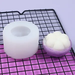 Detaillierte Ansicht der Silikonform in Mangostan-Form mit fertiger Fondant-Fruchtdekoration