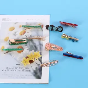 Vue rapprochée de barrettes en résine DIY scintillantes de plusieurs formes et couleurs